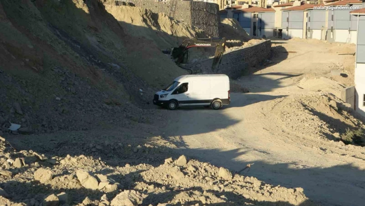 Malatya'da şantiye alanında top mermisi bulundu