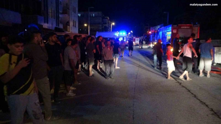 Şantiyede yangın paniği: Mahalleli sokağa döküldü