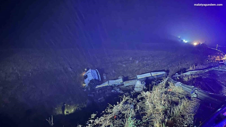 Malatya'da şarampole devrilen çekicinin sürücüsü hayatını kaybetti