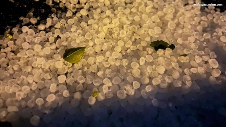 Malatya'da şimşekler geceyi aydınlattı