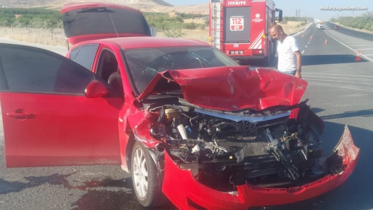 Tır ile otomobil çarpıştı  4 yaralı