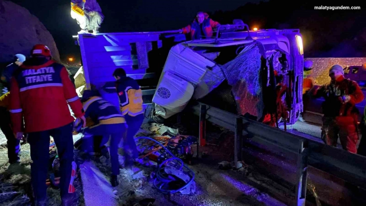 Tır şarampole devrildi: 2 ölü, 1 yaralı