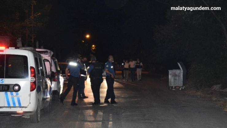 Türbeye ziyareti yapanların üzerine tüfekle ateş açıldı: 2 yaralı