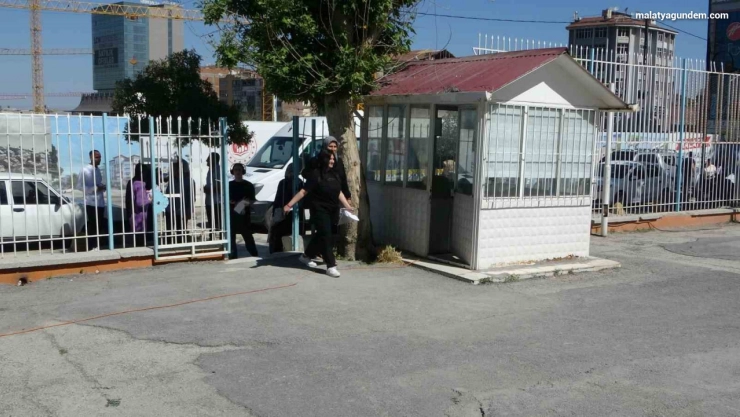 Malatya'da TYT heyecanı: Veliler dışarda, öğrenciler içeride ter döktü