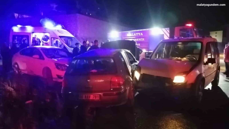 Üç aracın karıştığı kazada 2 kişi yaralandı