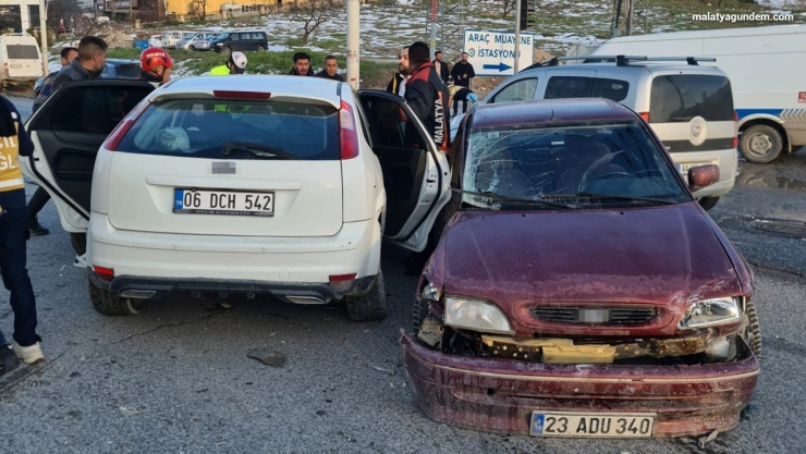 Üç araçlı trafik kazasında 4 yaralı