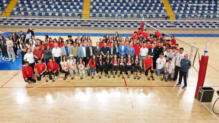 Malatya'da voleybolda kupalar sahibini buldu