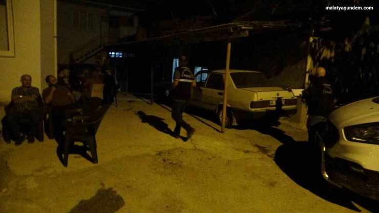 Yaşlı bir kadın evinde ölü bulundu