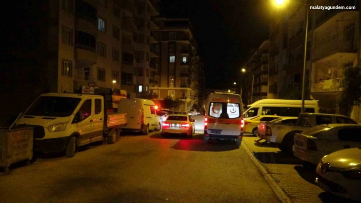 Yaşlı kadın evinde yarı çıplak halde ölü bulundu