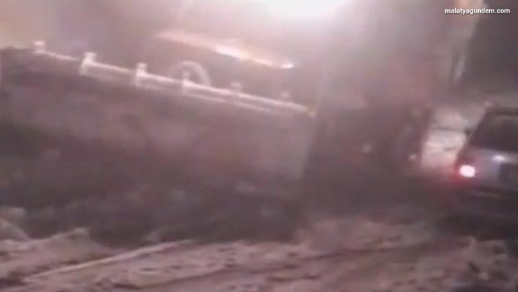 Malatya'da yoğun kar yağışı etkili oldu, çok sayıda araç yolda kaldı