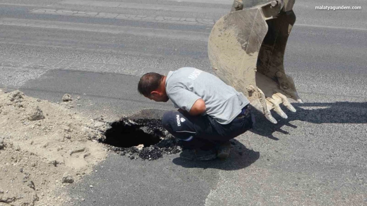 Malatya'da yolda çökme meydana geldi