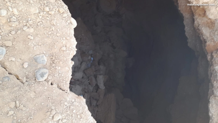 Yoldaki çukura düşen iş makinesinin operatörü yaralandı