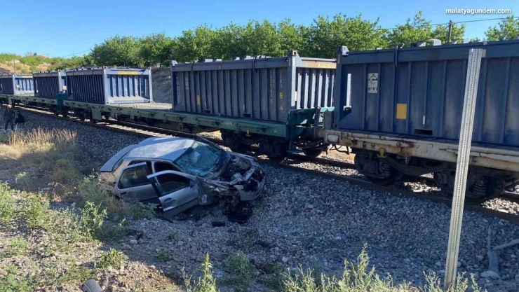 Yük treni hemzemin geçitte otomobile çarptı: 5 yaralı