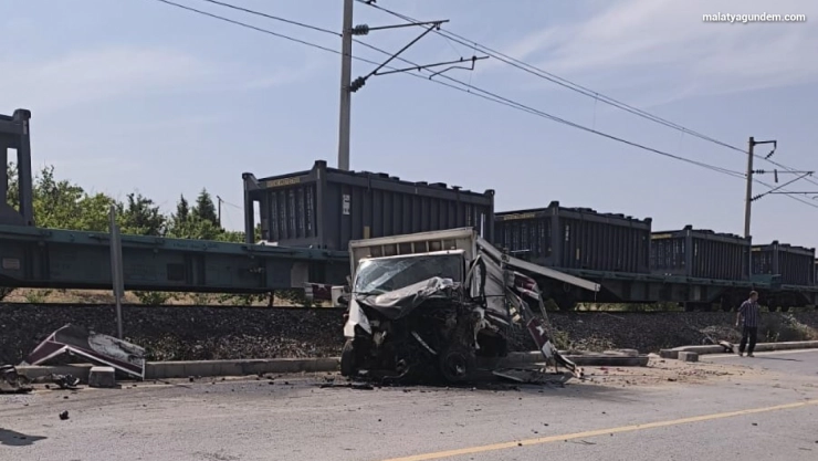Malatya'da yük treni kamyonete çarptı