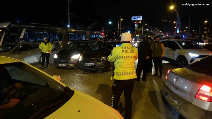 Zincirleme kazada 2 kişi yaralandı