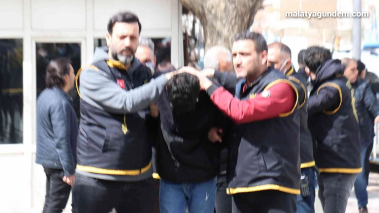Cinayette 5 gözaltı