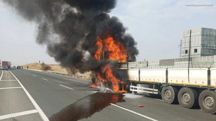 Malatya-Elazığ Karayolu'nda tır yangını