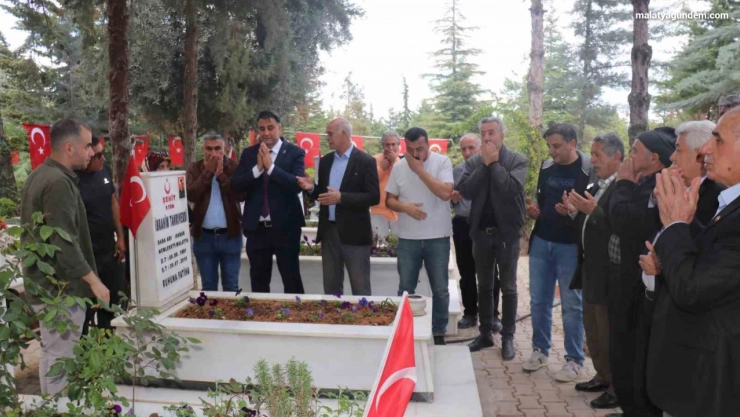 Gazi ve Şehit Aileleri Derneği'nde bayrak değişimi