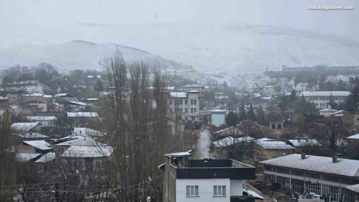 Darende ilçesi beyaza büründü