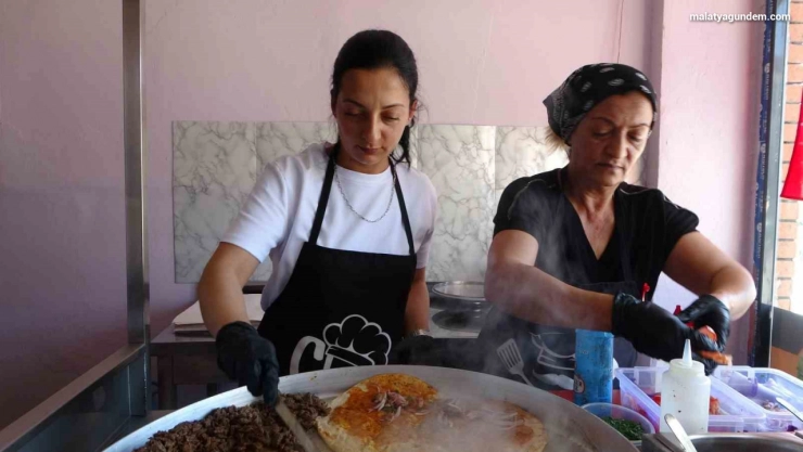 Malatya'nın tek kadın tantuni ustası azmiyle takdir topluyor