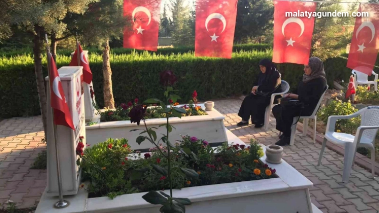 Şehitlikte hüzünlü bayramlaşma