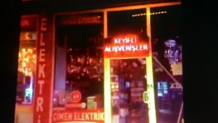 Malatya'da Deprem Anında Bir İş Yerindeki Avizeler Böyle Görüntülendi