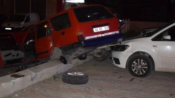 Malatya'da Otomobil Park Halindeki Araçların Üzerine Uçtu: 1 Yaralı