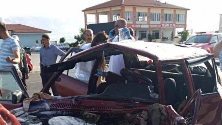 Otomobiller Çarpıştı: 2 Ölü, 5 Yaralı