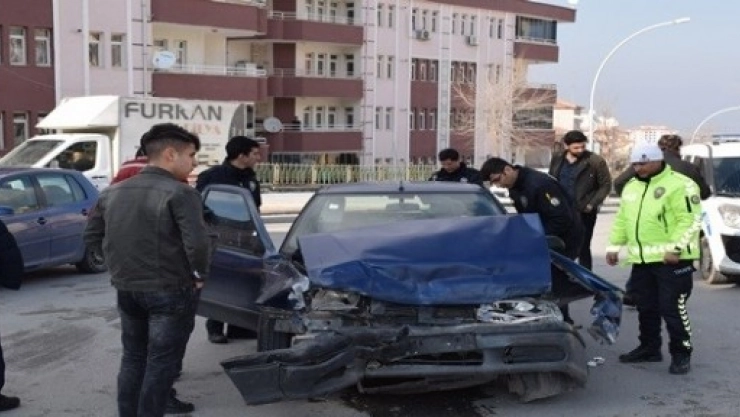 Otomobil İle Minübüs Çarpıştı 4 Yaralı