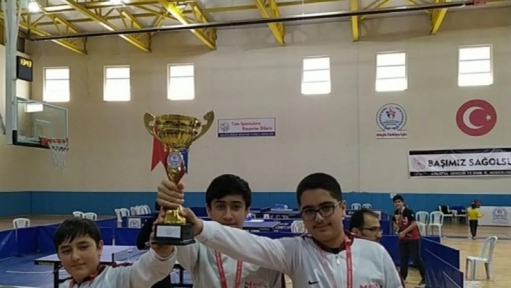 Masa tenisinde şampiyon olan öğrencilerin hedefi büyük