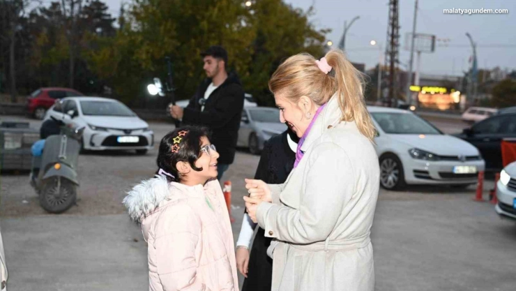 Milletvekili Ölmeztoprak KADEM'i ziyaret etti, deprem sonrası dayanışmayı da değerlendirdi