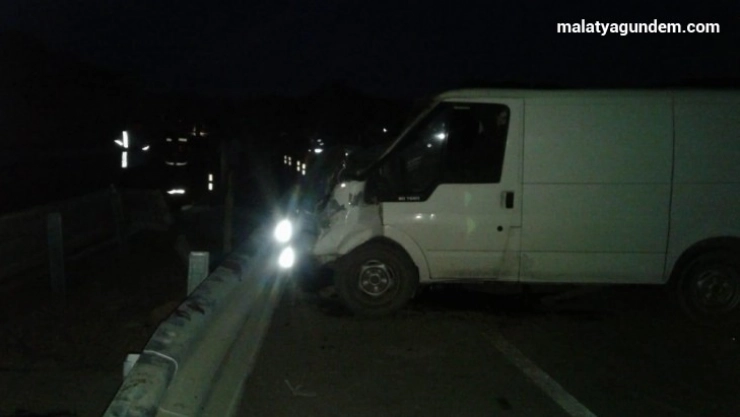 Minibüs bariyerlere çarptı: 1 ölü, 1 yaralı