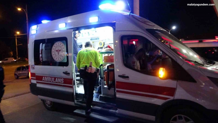 Motosiklet ile bisiklet çarpıştı: 3 yaralı