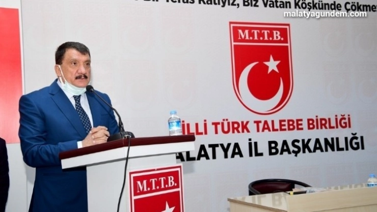 Selahattin Gürkan Türkiye'nin büyük hedeflere bugünün gençleriyle ulaşacağını söyledi