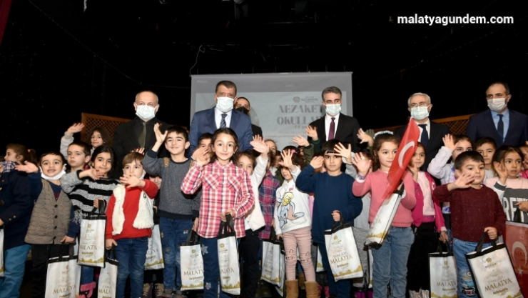 Nezaket okullarındaki öğrencilere 'ilk karnem kumpanyası' etkinliği yapıldı