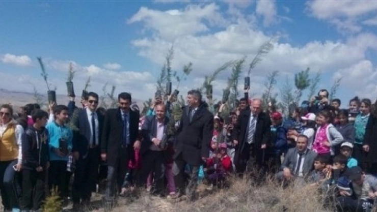 Öğrenciler Fidanları Toprakla Buluşturdu