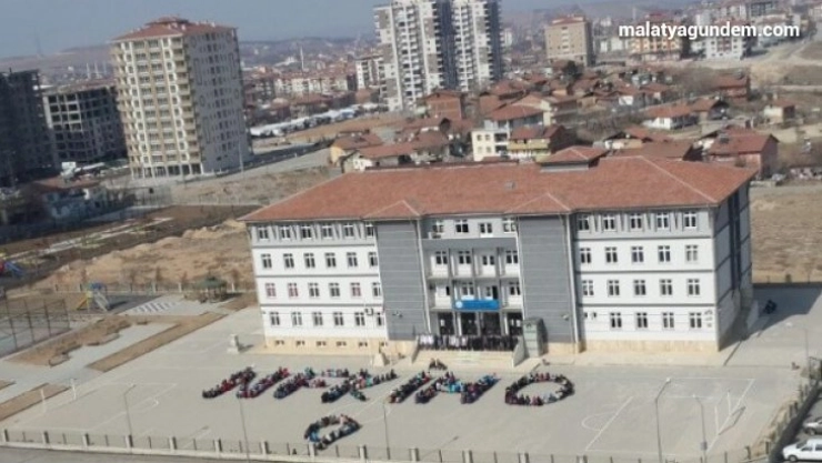 Öğrencilerden sağlık çalışanlarına destek mesajı