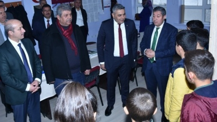 Öğrencilere Bot Dağıtıldı