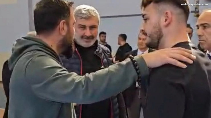 Okullar arası taekwondo turnuvasında yaşanan tatsız olay tatlıya bağlandı