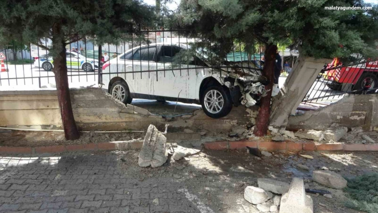 Önce otomobile sonra duvara çarpan araç alev aldı