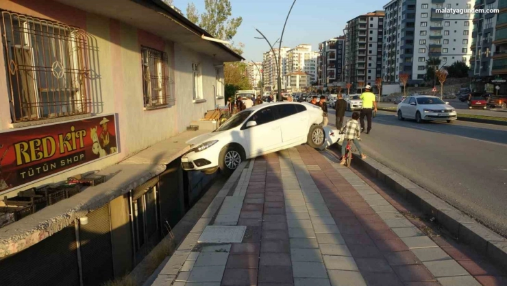 Araç savrularak evin balkonuna girdi: 2'si çocuk 3 kişi yaralandı