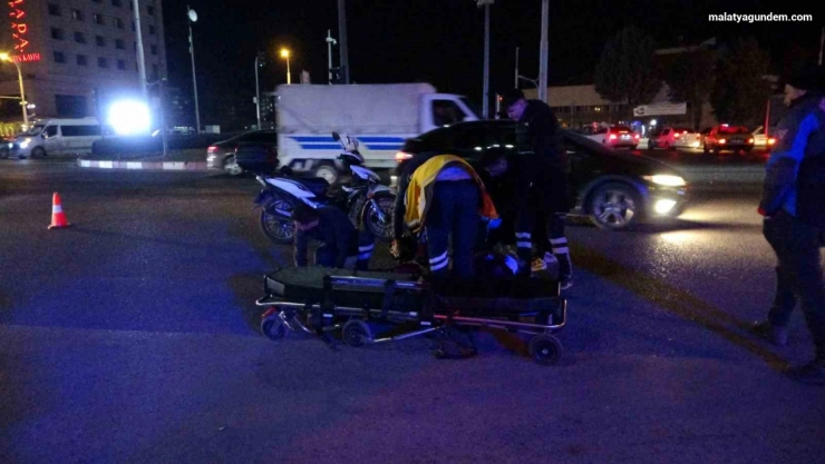 Otomobille çarpışan motokurye yaralandı