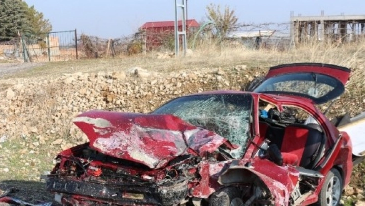 Otomobiller Kafa Kafaya Çarpıştı