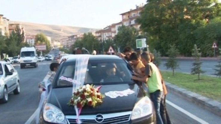 Çocukların Üç Kuruş İçin Ölümüne Bahşiş Oyunu