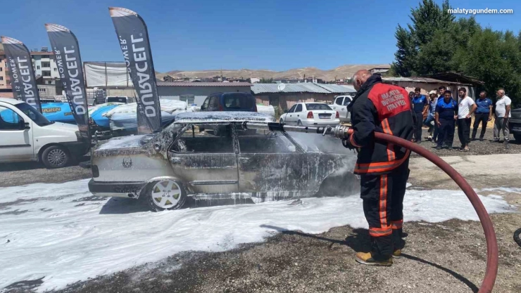 Park halindeki otomobil alev alev yandı