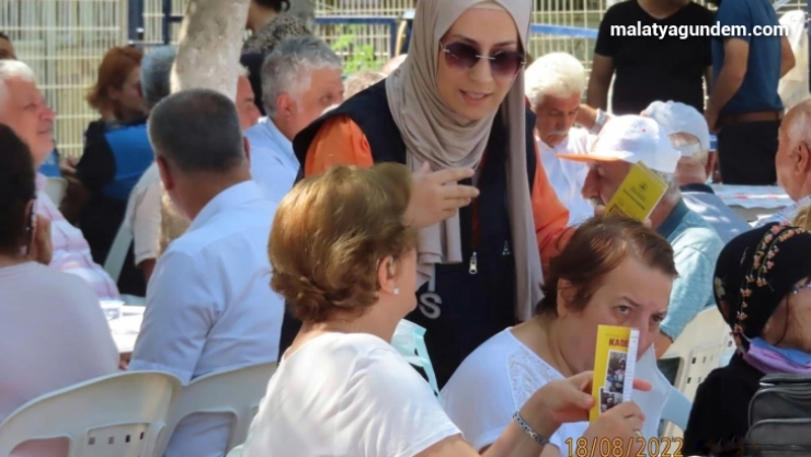 Polis ekipleri, kadınlara KADES'i anlattı