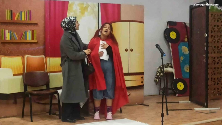 Polis tiyatrosu çocuklar için sahne aldı