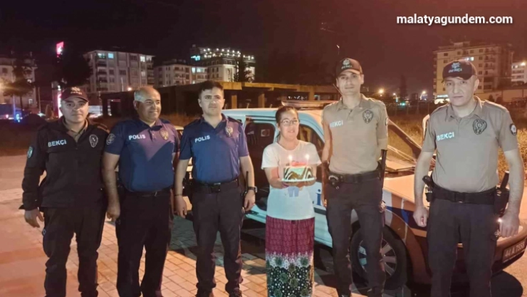 Polisten engelli genç kıza doğum günü sürprizi