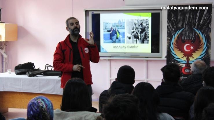 Polisten öğrencilere ''terörden uzak kalsın'' mesajı