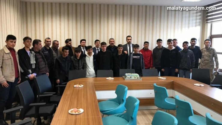 Polisten sporculara pastalı kutlama